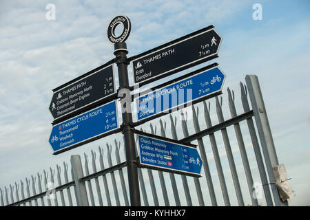 Affiches pour le Thames Path et la Tamise Randonnée à vélo sur la rive sud de la rivière à Thamesmead. Banque D'Images