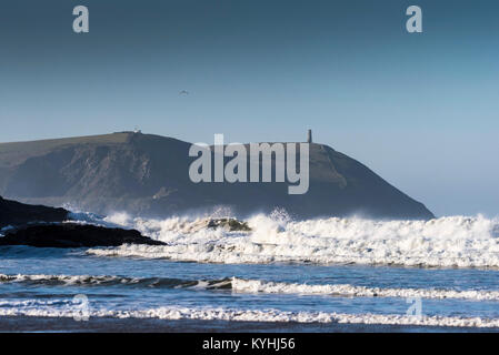Point - Point de pas-à-pas-à-pas vu depuis la plage de Polzeath sur la côte nord des Cornouailles. Banque D'Images