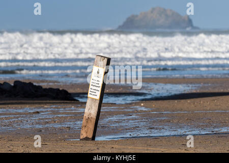 Location parking sign - une voiture en bois parking sign sur la plage de Polzeath sur la côte nord des Cornouailles. Banque D'Images