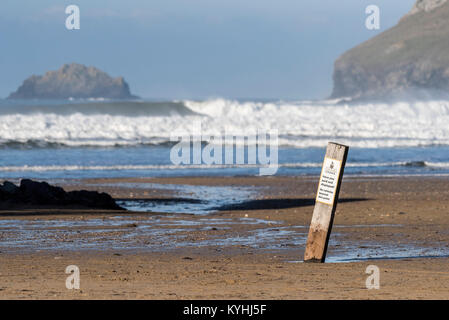 Location parking sign - une voiture en bois parking sign sur la plage de Polzeath sur la côte nord des Cornouailles. Banque D'Images