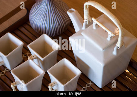 Une place inhabituelle tea pot et tasses sur un plateau Banque D'Images