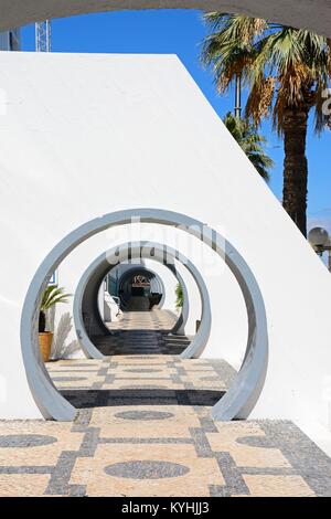 Arcades rondes de bars et boutiques le long du bord de la marina, Vilamoura, Algarve, Portugal, Europe. Banque D'Images