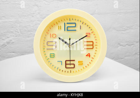 Réveil - réveil jaune sur un tableau blanc et mur arrière-plan. Banque D'Images
