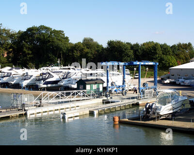 Location de lits le long de la rivière Hamble en Bursledon, Hampshire, England, UK Banque D'Images