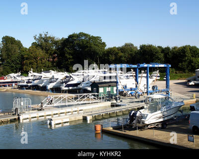 Location de lits le long de la rivière Hamble en Bursledon, Hampshire, England, UK Banque D'Images