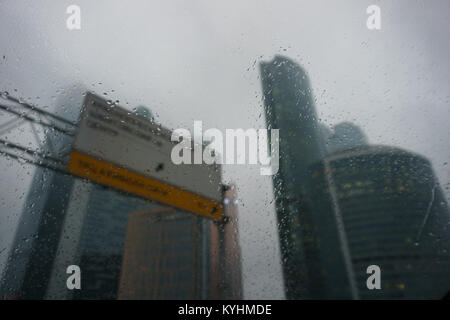 Vue de la ville par le biais de pare-brise de voiture dans la pluie Banque D'Images