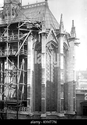 L'abside de la Sainte-Chapelle à Paris, chef-d'œuvre de l'architecture gothique, met en valeur ses vitraux complexes et sa verticalité fulgurante, mettant en valeur les réalisations artistiques et architecturales du XIIIe siècle. Banque D'Images
