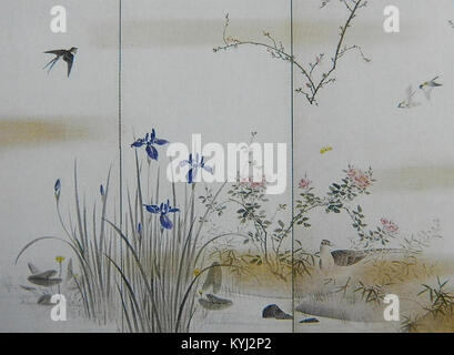 L'écran pliant de Mori Kansai, 'Shiki kacho-zu' (quatre saisons d'oiseaux et de fleurs), représente divers oiseaux et fleurs à travers les quatre saisons dans le style traditionnel japonais de peinture. Banque D'Images
