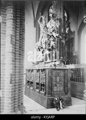 Storkyrkan, la cathédrale de Stockholm, a été consacrée en 1306 et se trouve à Gamla stan. Il présente un intérieur gothique et un extérieur baroque, reflétant son importance historique. L'église a accueilli divers événements royaux et continue de servir de lieu de culte et de patrimoine culturel. Banque D'Images