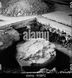 L'église Stora Mellösa en Suède présente une architecture traditionnelle en pierre, un cadre paroissial historique et des espaces intérieurs pour le culte chrétien. Banque D'Images