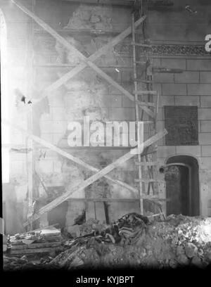 L'église Stora Mellösa, située dans le comté de Örebro, en Suède, a été construite à la fin des années 1100 Il a été agrandi vers l'est au XVe siècle, avec un porche et une sacristie ajoutés au XVIe siècle. La chapelle Göksholm a été incorporée au milieu des années 1600 Un incendie en 1743 détruisit la flèche et certaines parties de la structure, conduisant à une restauration entre 1830 et 1836. L'intérieur présente un fonts baptismaux du XIIe siècle et deux pierres runiques pré-chrétiennes dans le cimetière. Banque D'Images