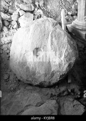 L'église Stora Mellösa, située dans le comté de Örebro, en Suède, a été construite à la fin des années 1100 Il a été agrandi vers l'est au XVe siècle, avec un porche et une sacristie ajoutés au XVIe siècle. La chapelle Göksholm a été incorporée au milieu des années 1600 Un incendie en 1743 détruisit la flèche et certaines parties de la structure, conduisant à une restauration entre 1830 et 1836. L'intérieur présente un fonts baptismaux du XIIe siècle et deux pierres runiques pré-chrétiennes dans le cimetière. Banque D'Images