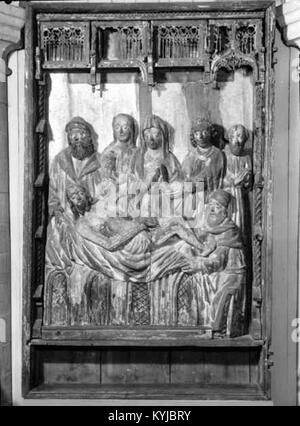 L'église Stora Mellösa, située dans le comté de Örebro, en Suède, a été construite à la fin des années 1100 Il a été agrandi vers l'est au XVe siècle, avec un porche et une sacristie ajoutés au XVIe siècle. La chapelle Göksholm a été incorporée au milieu des années 1600 Un incendie en 1743 détruisit la flèche et certaines parties de la structure, conduisant à une restauration entre 1830 et 1836. L'intérieur présente un fonts baptismaux du XIIe siècle et deux pierres runiques pré-chrétiennes dans le cimetière. Banque D'Images