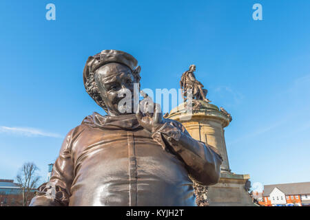 Statue de Falstaff, vue sur la statue de Sir John Falstaff, qui fait partie du Mémorial de Shakespeare Gower au centre de Stratford Upon Avon, en Angleterre. Banque D'Images