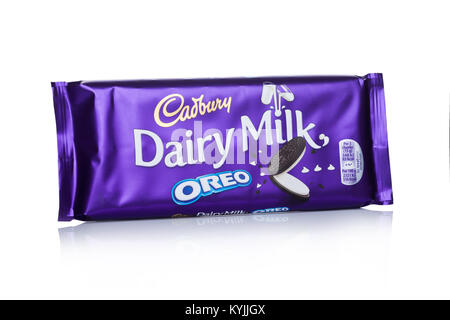 Londres, Royaume-Uni - 10 janvier 2018 : Cadbury Dairy Milk Chocolate avec d'oreo sur fond blanc. Confiserie Cadbury est multinationale britannique comp Banque D'Images