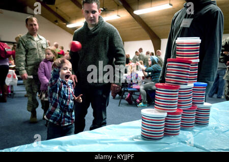 Le fils de sergent. James Edington, chef d'équipe dans le 123e Escadron de maintenance des aéronefs, joue un jeu pendant la 123e Airlift Wing's family holiday party au Texas Air National Guard Base à Louisville, Ky., 2 décembre 2012. L'événement annuel a également offert des en-cas et des prix pour les plus de 85 enfants qui ont participé. (Kentucky Air National Guard photo prise par le s.. Rechel Maxwell) Banque D'Images