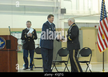 Le colonel Benjamin F. Adams III a été promu au rang de général de brigade au cours d'une cérémonie de promotion de la Garde nationale à Boone Centre à Frankfort, Ky., 7 décembre 2012. La Garde nationale du Kentucky (photo par le Sgt. Raymond Scott) Banque D'Images