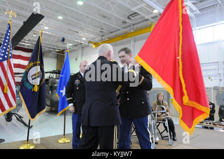 Le colonel Benjamin F. Adams III a été promu au rang de général de brigade au cours d'une cérémonie de promotion de la Garde nationale à Boone Centre à Frankfort, Ky., 7 décembre 2012. La Garde nationale du Kentucky (photo par le Sgt. Raymond Scott) Banque D'Images