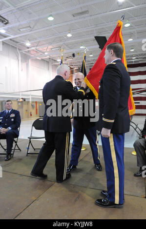 Le colonel Benjamin F. Adams III a été promu au rang de général de brigade au cours d'une cérémonie de promotion de la Garde nationale à Boone Centre à Frankfort, Ky., 7 décembre 2012. La Garde nationale du Kentucky (photo par le Sgt. Raymond Scott) Banque D'Images