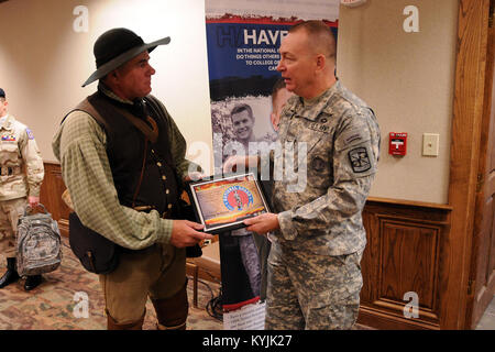 Le Colonel Craig Ekman, Garde nationale Senior Advisor de Fort Knox, Phillip Williams présente un certificat d'appréciation au cours d'une célébration d'anniversaire de la Garde côtière canadienne 376anniversaire à Fort Knox, Ky., 13 décembre 2012. KYNG (photo par le Sgt. Raymond Scott) Banque D'Images