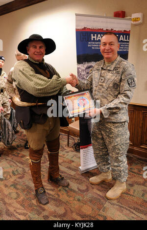 Le Colonel Craig Ekman, Garde nationale Senior Advisor de Fort Knox, Phillip Williams présente un certificat d'appréciation au cours d'une célébration d'anniversaire de la Garde côtière canadienne 376anniversaire à Fort Knox, Ky., 13 décembre 2012. KYNG (photo par le Sgt. Raymond Scott) Banque D'Images