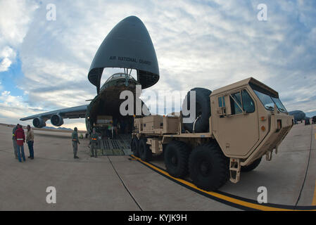 Les membres de la Garde nationale aérienne du Kentucky 123e du groupe inscrivez-vous avec le Plan d'intervention d'aviateurs de la 97e Escadre de la mobilité de l'air à la base de la Force aérienne Altus, Oklahoma, la 31e Brigade de l'Armée de l'artillerie de défense aérienne de Fort Sill, Oklahoma, et la 167e Airlift Wing de Martinsburg, W. En Virginie, pour décharger un M984 Wrecker à partir d'un 167e C-5 Galaxy sur l'Altus ligne de vol le 4 janvier 2013. Les unités associées pour déployer des batteries de systèmes de défense aérienne Patriot, plus de deux millions de livres de matériel et plus de 300 personnes à la Turquie à l'appui de l'Organisation du Traité de l'Atlantique Nord. (U.S. Photo de l'Armée de l'air par air Banque D'Images