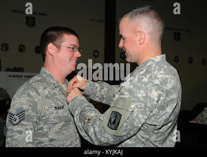 Le colonel de l'Armée de Michael Morrissey, commandant du 31ème bataillon d'artillerie de défense aérienne, de Fort Sill, Oklahoma, présente le s.. Timothy McNary du Kentucky Air National Guard's 123e groupe le Plan d'intervention avec la médaille militaire lors d'une cérémonie à l'Altus Air Force Base, en Oklahoma, le 9 janvier 2013. Aviateurs de l'Altus, Arkansas Air National Guard ; Charleston Air Force Base, S.C. ; Joint Base Lewis-McChord, Washington ; Travis Air Force Base, en Californie ; Joint Base San Antonio, Texas ; et Westover Air Reserve Base, Mass., à condition que le déploiement sécurisé et rapide de batteries de missiles Patriot et plus t Banque D'Images