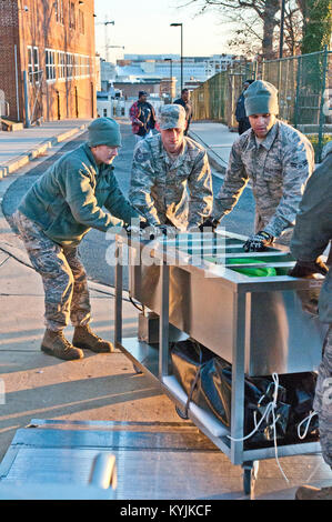 Les membres de la Garde nationale aérienne du Kentucky 123e Escadron de soutien de la Force de décharger du matériel de cuisine d'une cuisine mobile de secours en cas de catastrophe à la remorque de la technologie McKinley High School, à Washington, D.C., le 19 janvier 2013. Ils ont été parmi les neuf Air Kentucky gardes qui ont été déployés dans la capitale du pays pour fournir de la nourriture et le logement pour les membres de la Garde nationale soutenant l'investiture du Président Barack Obama. (Kentucky Air National Guard photo de l'Aviateur Senior Vicky Spesard) Banque D'Images