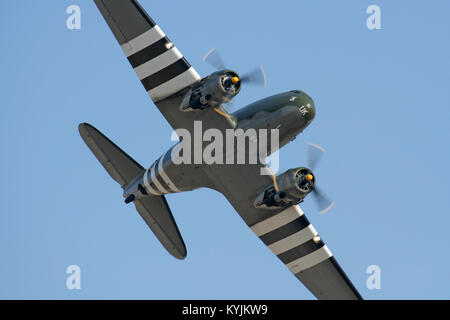 C-47 Dakota DC-3 (Skytrain) vintage avion à hélice de la Royal Air Force Battle of Britain Memorial Flight dans un air afficher Banque D'Images