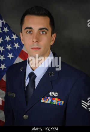 Vincenzo Lafronza Senior Airman a été nommé le Kentucky Air National Guard's 2013 Aviateur de l'année dans la catégorie aviateur. Lafronza est un chef d'équipe C-130 pour le 123e Escadron de maintenance des aéronefs. (California Air National Guard photo par le Sgt. Phil Speck) Banque D'Images