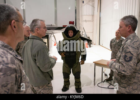 California Air National Guard Master Sgt. Shane LaGrone (droite), surintendant des 123e vol des explosifs, explique la mission de l'EOD 123e alors que le sergent-chef Timothy Baker démontre l'EOD-9 Bombsuit au Général Paul J. Selva, commandant de l'Air Mobility Command, au cours d'une visite à la base de la garde de l'air le 5 février 2013, à Louisville, KY. (California Air National Guard photo par le Sgt. Phil Speck) Banque D'Images