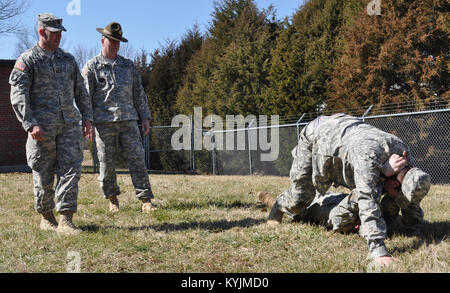 Kentucky Guardsman Cpt. Travis Riley et Sergent Réserviste de l'armée américaine Lee Weber enseigner la Garde nationale du Kentucky nouveaux recrues comment faire glisser une bataille blessé au cours de l'ami recruter de forage du Programme de soutien de fin de semaine. (Photo par le sergent. Michael Oliver, Détachement de la Compagnie Bravo 2/75ème Bataillon de recrutement et de maintien en poste) Banque D'Images