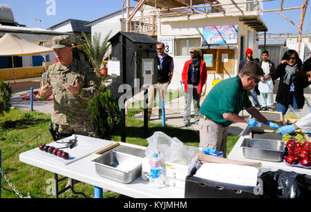 Les membres de la Garde nationale du Kentucky l'équipe de développement du tourisme 5 a aidé l'Équipe de reconstruction provinciale de Kandahar à la démonstration de nouvelles techniques pour les agriculteurs locaux pour sécher les fruits. (U.S. Photo de l'armée par le Sgt. 1re classe Joesph Wilbanks) Banque D'Images