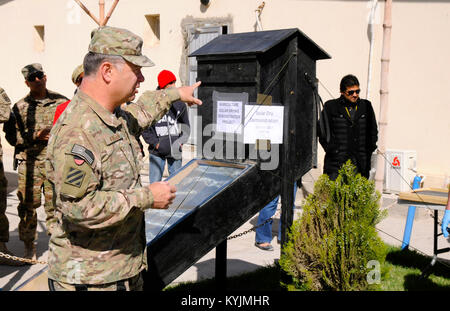 Les membres de la Garde nationale du Kentucky l'équipe de développement du tourisme 5 a aidé l'Équipe de reconstruction provinciale de Kandahar à la démonstration de nouvelles techniques pour les agriculteurs locaux pour sécher les fruits. (U.S. Photo de l'armée par le Sgt. 1re classe Joesph Wilbanks) Banque D'Images