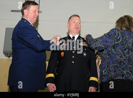 Air Force, le général Edward W. Tonini, adjudant général du Kentucky, avec Mme Gale Graetz, broches brigadier de l'Armée Le général David. E. Graetz, adjoint au chef de l'armée d'aumôniers de la Garde nationale de liaison, lors de sa cérémonie de promotion, au Major Général Billy G. Wellman armoirie, Boone Centre de la Garde nationale, Frankfort, Ky., janv. 11, 2015. Graetz est l'ancien senior Kentucky aumônier de l'armée. Banque D'Images