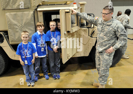 La CPS. Matthew Green, de la 138e brigade des incendies tient la porte d'un Humvee que les enfants posent pour une photo au cours de l'étudiant 2013 Le Programme de leadership en technologie de Lexington, KY., 28 mars 2013. KYNG (photo par le s.. Raymond Scott) Banque D'Images
