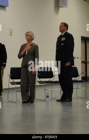 First Lady Jane Beshear a rejoint l'adjudant-général du Kentucky, le Major-général Edward W. Tonini et responsables locaux au dévoilement de la Garde nationale du Kentucky, Centre de préparation à une cérémonie à Burlington, Ky., 10 mai 2013. (U.S. Photo de la Garde nationale par la CPS. Brandy Mort) Banque D'Images