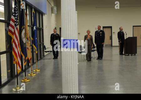 First Lady Jane Beshear a rejoint l'adjudant-général du Kentucky, le Major-général Edward W. Tonini et responsables locaux au dévoilement de la Garde nationale du Kentucky, Centre de préparation à une cérémonie à Burlington, Ky., 10 mai 2013. (U.S. Photo de la Garde nationale par la CPS. Brandy Mort) Banque D'Images