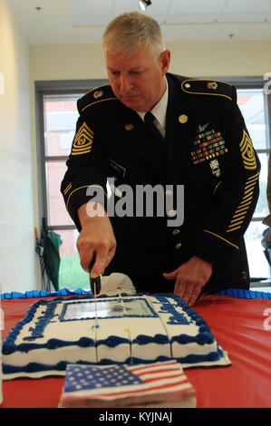 First Lady Jane Beshear a rejoint l'adjudant-général du Kentucky, le Major-général Edward W. Tonini et responsables locaux au dévoilement de la Garde nationale du Kentucky, Centre de préparation à une cérémonie à Burlington, Ky., 10 mai 2013. (U.S. Photo de la Garde nationale par la CPS. Brandy Mort) Banque D'Images