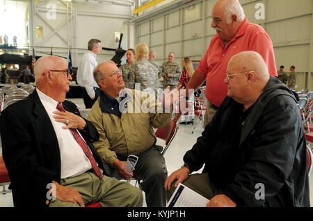 Assis de gauche à droite, l'Adjudant-chef de l'armée à la retraite William H. Canon, ancien chef d'atelier qui a été affecté à la 2113th entreprise de maintenance d'Avions de Transport de l'armée à la retraite, le Lieutenant-colonel Jere Roche, ancien commandant de la 441e Détachement médical, et le lieutenant-colonel de l'armée à la retraite Willoughby S. Goin III, ancien commandant de la Compagnie de maintenance des aéronefs de transport 2113th, tenir une conversation après une cérémonie d'inauguration du Kentucky's new Army Aviation et de soutien dans la région de Frankfort, Ky., 14 octobre 2015. Banque D'Images