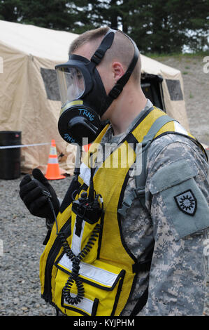 La Garde nationale du Kentucky, un Cadet Andrew Norfleet Université du Kentucky étudiant ROTC affecté à la 299e compagnie de produits chimiques, envoie un rapport radio de nombre de soins ambulatoires et le nombre de victimes non ambulatoires enregistrés pour le point de collecte des blessés le 8 juin 2016. Affecté comme chef d'équipe du PCC, Norfleet était chargé de diriger les patients en tentes de décontamination pour l'assistance médicale au cours de l'exercice Augmentation de Cascadia, au Camp Rilea, Oregon. L'augmentation de Cascadia simule un tremblement de terre de magnitude 9,0 le long de la zone de subduction de Cascadia, qui teste l'Oregon et du Kentucky CBR de la Garde nationale Banque D'Images