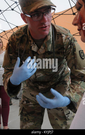 Le sergent de la Garde nationale du Kentucky Ryan Hunter, un infirmier affecté à la Garde nationale du Kentucky en cas d'incident CBRNE, Force de réaction améliorée (CERFP), montre les membres du Pacifique Sommet Medical Center (CPGE) évalue un patient pendant une garde vigilante 11 juin de l'exercice 2016, à Elma, Washington. Le KY-CERFP a aidé le CPGE avec installation et de test de ses capacités pour la décontamination des pertes massives pour la première fois dans l'histoire de trois ans dans le cadre du programme de garde vigilante, une série d'exercices de défense intérieure que permettre à la protection et les organismes locaux à travailler ensemble avant qu'un doté Banque D'Images