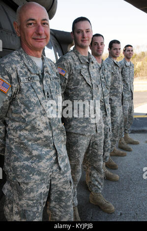 Le sergent-chef. Anthony J de l'Adjudant-chef Tidei, Jonathon J. Tidei, Sgt. Paul E. Tidei, SPC. Joshua P. Tidei et SPC. Caleb P. Tidei (US Army National Guard photo par le Sgt. Brandy Mort) Banque D'Images