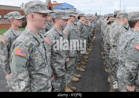 La Garde nationale du Kentucky's newest recrues ont participé à un exercice d'entraînement sur le terrain à Grant County High School de Dry Ridge, Ky., 5 avril 2014. (U.S. Photo de la Garde nationale par le sergent. Raymond Scott) Banque D'Images