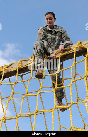 La Garde nationale du Kentucky's newest recrues ont participé à un exercice d'entraînement sur le terrain à Grant County High School de Dry Ridge, Ky., 5 avril 2014. (U.S. Photo de la Garde nationale par le sergent. Raymond Scott) Banque D'Images