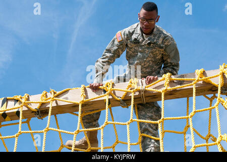 La Garde nationale du Kentucky's newest recrues ont participé à un exercice d'entraînement sur le terrain à Grant County High School de Dry Ridge, Ky., 5 avril 2014. (U.S. Photo de la Garde nationale par le sergent. Raymond Scott) Banque D'Images