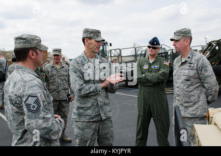 Le lieutenant-général E. Stanley Clarke III, directeur de l'Air National Guard, parle avec le Lieutenant-colonel David Mounkes (deuxième à droite) et le lieutenant-colonel Bruce Bancroft (extrême droite) de la 123e groupe d'intervention d'urgence au cours d'une visite de la base de la Garde nationale aérienne du Kentucky à Louisville, Ky., 11 avril 2014. Clarke s'est rendu avec des aviateurs de l'ensemble du 123e Airlift Wing et examiné les capacités de mission allant de la réponse d'urgence à des tactiques. (U.S. Photo de la Garde nationale aérienne d'un membre de la 1re classe Joshua Horton) Banque D'Images