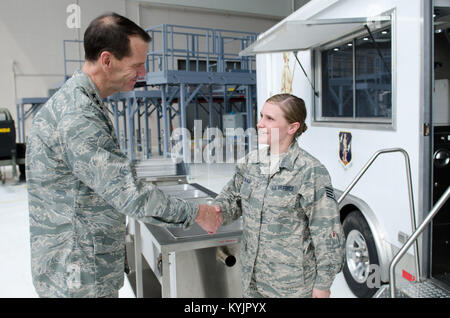 Le lieutenant-général E. Stanley Clarke III, directeur de l'Air National Guard, parle avec le s.. Shelby Basham du 123e Airlift Wing fatalité de l'équipe de restauration et de recherche au cours d'une visite de la base de la Garde nationale aérienne du Kentucky à Louisville, Ky., 11 avril 2014. Clarke s'est rendu avec des aviateurs de l'ensemble de l'escadre et a examiné les capacités de mission allant de la réponse d'urgence à des tactiques. (U.S. Photo de la Garde nationale aérienne d'un membre de la 1re classe Joshua Horton) Banque D'Images