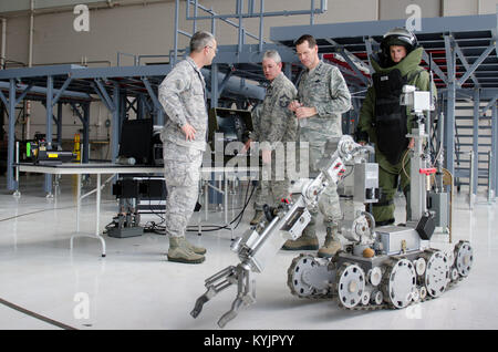 Le conseiller-maître Sgt. Shane LaGrone du 123e vol des explosifs et munitions démontre une robot NEM pour le lieutenant-général E. Stanley Clarke III, directeur de l'Air National Guard, au cours d'une visite de la base de la Garde nationale aérienne du Kentucky à Louisville, Ky., 11 avril 2014. Clarke s'est rendu avec des aviateurs de l'ensemble du 123e Airlift Wing et examiné les capacités de mission allant de la réponse d'urgence à des tactiques. (U.S. Photo de la Garde nationale aérienne d'un membre de la 1re classe Joshua Horton) Banque D'Images