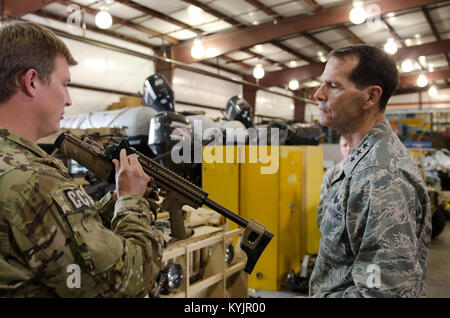 Tech. Le Sgt. Ben Pelster, un contrôleur de combat de la 123e Escadron tactique spéciale, montre un MK-13 lance-grenades de 40 mm pour le lieutenant-général E. Stanley Clarke III, directeur de l'Air National Guard, au cours d'une visite de la base de la Garde nationale aérienne du Kentucky à Louisville, Ky., 11 avril 2014. Clarke s'est rendu avec des aviateurs de l'ensemble du 123e Airlift Wing et examiné les capacités de mission allant de la réponse d'urgence à des tactiques. (U.S. Photo de la Garde nationale aérienne d'un membre de la 1re classe Joshua Horton) Banque D'Images